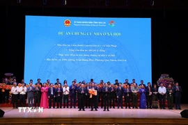 Lãnh đạo tỉnh trao Quyết định chấp thuận chủ trương đầu tư cho các doanh nghiệp. (Ảnh: Sỹ Thắng/TTXVN)