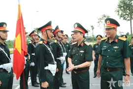 Trung tướng Đỗ Văn Thiện thăm, động viên cán bộ, chiến sỹ Khối Sỹ quan Hậu cần, Kỹ thuật, Công nghiệp quốc phòng. (Nguồn: Quân đội Nhân dân)