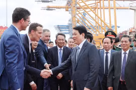 Chủ tịch nước Lương Cường với các đại biểu dự Lễ khánh thành Cảng container quốc tế TIL Cảng Hải Phòng - HTIT (Bến số 3, số 4-Khu bến cảng Lạch Huyện). (Ảnh: Lâm Khánh/TTXVN)