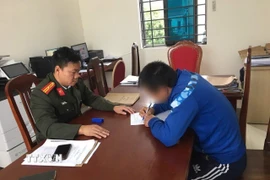 Công an xã Hợp Lý, tỉnh Phú Thọ làm việc với đối tượng chia sẻ thông tin xấu độc trên mạng xã hội về công tác nhân sự Đại hội đại biểu toàn quốc lần thứ XIV của Đảng. (Ảnh: TTXVN phát)