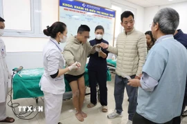 Bệnh nhi tập đi với bàn chân đứng thẳng sau can thiệp phẫu thuật co rút gân gót. (Ảnh: TTXVN phát)