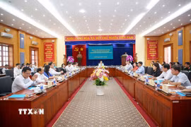 Phó Thủ tướng Mai Văn Chính làm việc với Ủy ban Nhân dân xã Bến Cầu về thực hiện chính quyền địa phương hai cấp. (Ảnh: Giang Phương/TTXVN)