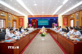 Phó Thủ tướng Mai Văn Chính làm việc với Ủy ban Nhân dân xã Bến Cầu về thực hiện chính quyền địa phương hai cấp. (Ảnh: Giang Phương/TTXVN)