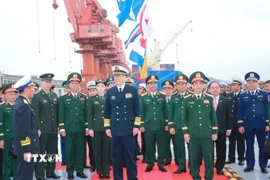 Đại tướng Phan Văn Giang và Thượng tướng Đổng Quân tham quan tàu Quang Trung của Hải quân nhân dân Việt Nam. (Ảnh: Trọng Đức/TTXVN)