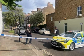 Cảnh sát phong tỏa khu vực quanh nhà riêng của Thủ tướng Anh Keir Starmer ở phía Bắc London, ngày 12/5/2025. (Nguồn: Reuters/TTXVN)
