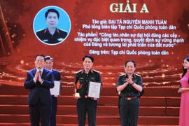 Trưởng Ban Tuyên giáo và Dân vận Trung ương Nguyễn Trọng Nghĩa và Thượng tướng Trịnh Văn Quyết, Chủ nhiệm Tổng cục Chính trị Quân đội Nhân dân Việt Nam trao giải A cho các tác giả đoạt giải. (Ảnh: Minh Quyết/TTXVN)