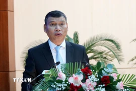 Phó Chủ tịch Ủy ban Nhân dân thành phố Đà Nẵng Hồ Kỳ Minh đọc các báo cáo, tờ trình của Ủy ban Nhân dân thành phố tại Kỳ họp. (Ảnh: Quốc Dũng/TTXVN)