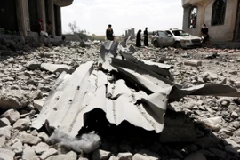 Cảnh đổ nát sau các cuộc không kích của Mỹ nhằm vào các mục tiêu của Houthi tại Sanaa, Yemen. (Ảnh: THX/TTXVN)