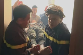 Cảnh sát kịp thời giải cứu nam thanh niên mắc kẹt trong thang máy. (Ảnh do công an cung cấp)