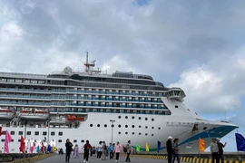 Con tàu khởi hành từ Quảng Châu (Trung Quốc) chở theo 2.613 du khách cùng 732 thuyền viên cập Cảng Chân Mây. (Ảnh: Văn Dũng/TTXVN)