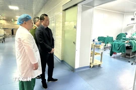 Thiếu tướng Tô Anh Dũng, Giám đốc Công an tỉnh Thanh Hóa cùng đại diện cấp ủy, chính quyền địa phương đến thăm hỏi, động viên các nạn nhân đang được cấp cứu, điều trị tại Bệnh viện Đa khoa quốc tế Hợp Lực. (Ảnh: TTXVN phát)