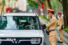 Cảnh sát giao thông Hà Nội duy trì kiểm soát nồng độ cồn trong dịp Tết Nguyên đán. (Ảnh: Trung Nguyên/TTXVN)