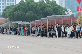 Hàng đoàn người nối đuôi nhau vào Lăng viếng Chủ tịch Hồ Chí Minh. (Ảnh: Hoàng Hiếu/TTXVN)