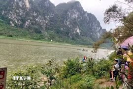 Khu vực sông Gianh, nơi xảy ra vụ lật thuyền làm 4 người tử vong. (Ảnh: TTXVN phát)