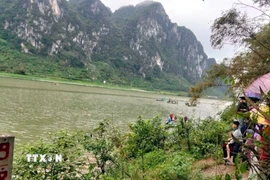 Khu vực sông Gianh, nơi xảy ra vụ lật thuyền làm 2 người tử vong, 2 người mất tích. (Ảnh: TTXVN phát)