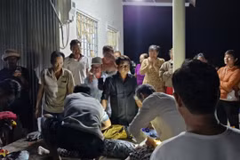 Bé trai được gia đình đưa về nhà lo hậu sự. (Ảnh: TTXVN phát)