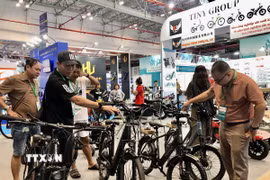 Doanh nghiệp giới thiệu nhiều mẫu mã sản phẩm mới tại chuỗi triển lãm. (Ảnh: Mỹ Phương/TTXVN)