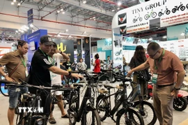 Doanh nghiệp giới thiệu nhiều mẫu mã sản phẩm mới tại chuỗi triển lãm. (Ảnh: Mỹ Phương/TTXVN)