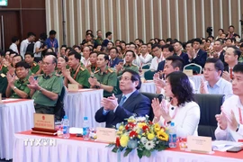 Thủ tướng Phạm Minh Chính với lực lượng phòng cháy, chữa cháy, cứu nạn, cứu hộ tham dự Diễn đàn. (Ảnh: Dương Giang/TTXVN)