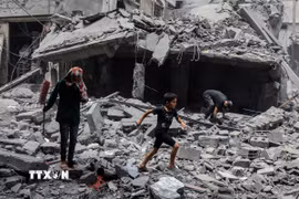 Cảnh đổ nát sau cuộc không kích của Israel xuống khu vực Al-Rimal, Dải Gaza. (Ảnh: THX/TTXVN)