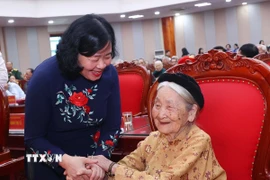Bí thư Thành ủy Hà Nội Bùi Thị Minh Hoài với Mẹ Việt Nam Anh hùng Nguyễn Thị Cứu. (Ảnh: Văn Điệp/TTXVN)