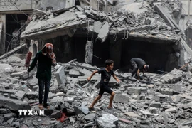 Cảnh đổ nát sau cuộc không kích của Israel xuống khu vực Al-Rimal, Dải Gaza. (Ảnh: THX/TTXVN)