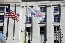 Quốc kỳ Mỹ và cờ của Cơ quan Phát triển Quốc tế Mỹ (USAID) tại trụ sở của USAID. (Ảnh: Reuters/TTXVN)