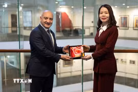 Thứ trưởng Bộ Ngoại giao Nguyễn Minh Hằng (phải) và Thứ trưởng Bộ Ngoại giao và Thương mại Australia George Mina. (Ảnh: TTXVN phát)