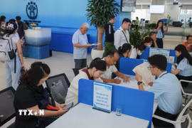 Công dân đến làm thủ tục hành chính tại một điểm phục vụ hành chính công ở Hà Nội. (Ảnh minh họa. Nguồn: TTXVN)