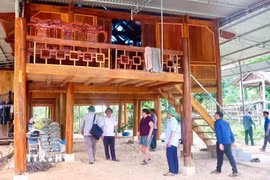 Các ngôi nhà gỗ truyền thống kết hợp “3 cứng” được xây dựng mới đảm bảo vững chắc, khang trang, an toàn, phù hợp với phong tục, tập quán của đồng bào các dân tộc trên địa bàn. (Ảnh: TTXVN phát)