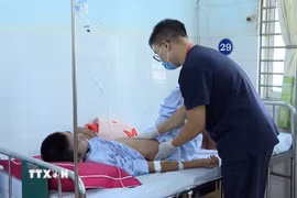 Thăm khám cho bệnh nhân đang điều trị tại Bệnh viện Đa khoa tỉnh Gia Lai. (Ảnh: Hoài Nam/TTXVN)