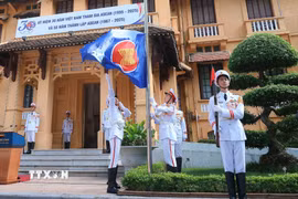 Lực lượng tiêu binh thực hiện nghi thức thượng cờ ASEAN ngày 8/8/2025. (Ảnh: An Đăng/TTXVN)