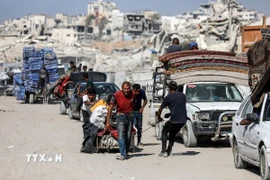 Người dân Palestine đi sơ tán tránh xung đột tại Gaza. (Ảnh: THX/TTXVN)