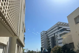 Hệ thống phòng không đánh chặn tên lửa trên bầu trời Modiin, Israel. (Ảnh: THX/TTXVN)