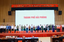 Thủ tướng Chính phủ Lê Minh Hưng tặng quà cho gia đình chính sách trên địa bàn thành phố Hải Phòng. (Ảnh: Dương Giang/TTXVN)
