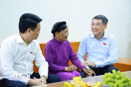 Thủ tướng Lê Minh Hưng thăm Mẹ Việt Nam Anh hùng Đinh Thị Bé (Khu Khánh Hội, phường Nam Đồng). (Ảnh: Dương Giang/TTXVN)