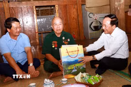 Ông Trịnh Văn Quyết, Ủy viên Bộ Chính trị, Bí thư Trung ương Đảng, Trưởng Ban Tuyên giáo và Dân vận Trung ương thăm, tặng quà cho gia đình ông Nguyễn Xuân Chè, bệnh binh (tổ 32, thôn Tha, phường Hà Giang 1). (Ảnh: Đức Thọ/TTXVN)
