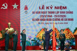Tổng Bí thư Tô Lâm trao tặng Huân chương Hồ Chí Minh cho Binh chủng Công binh. (Ảnh: Thống Nhất/TTXVN)