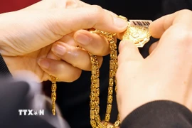 Vàng bày bán tại một công ty kinh doanh vàng. (Ảnh: Trần Việt/TTXVN)