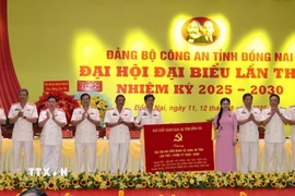 Bà Tôn Ngọc Hạnh, Ủy viên Dự khuyết Trung ương Đảng, Phó Bí thư Tỉnh ủy, Chủ tịch Hội đồng Nhân dân tỉnh Đồng Nai tặng bức trướng của Ban Chấp hành Đảng bộ tỉnh chúc mừng Đại hội. (Ảnh: Sỹ Tuyên/TTXVN)
