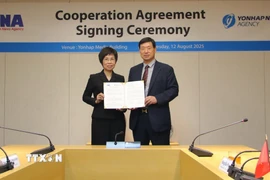 Tổng Giám đốc TTXVN Vũ Việt Trang và Chủ tịch Yonhap Hwang Dae Il công bố Văn kiện ký kết. (Ảnh: Đức Thắng/TTXVN)