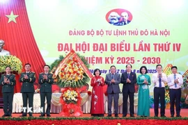Thành ủy, Hội đồng Nhân dân, Ủy ban Nhân dân, Ủy ban Mặt trận Tổ quốc Việt Nam thành phố Hà Nội tặng hoa chúc mừng Đại hội. (Ảnh: Văn Điệp/TTXVN)