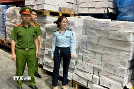 Hơn 15 tấn xương lợn đông lạnh nhập ngoại đã hết hạn sử dụng bị lực lượng chức năng phát hiện, thu giữ. (Ảnh: TTXVN phát)