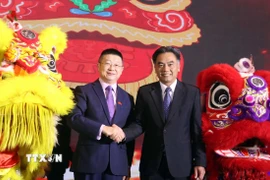 Ổng Nguyễn Lộc Hà (trái), Phó Chủ tịch Thường trực Ủy ban Nhân dân Thành phố Hồ Chí Minh và ông Đường Lập (phải), Tổng lãnh sự Trung Quốc tại Thành phố Hồ Chí Minh, chúc mừng kỷ niệm 76 năm thiết lập quan hệ ngoại giao Việt Nam- Trung Quốc. (Ảnh: Xuân Khu/TTXVN)