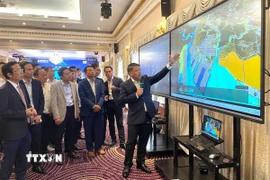 Ông Lê Văn Danh, Phó Giám đốc Sở Công Thương Thành phố Hồ Chí Minh giới thiệu về Khu FTZ Cái Mép Hạ tại Thành phố Hồ Chí Minh. (Ảnh: Hương Giang/TTXVN)