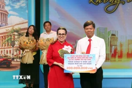 Tổng lãnh sự Cuba tại Thành phố Hồ Chí Minh Ariadne Feo Labrada (trái) tiếp nhận bảng tượng trưng ủng hộ của các đơn vị, nhà tài trợ. (Ảnh: Xuân Khu/TTXVN)