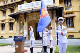 Lực lượng tiêu binh thực hiện nghi thức thượng cờ ASEAN. (Ảnh: TTXVN)