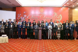 Thứ trưởng Lê Thị Thu Hằng chụp ảnh chung cùng với các đại diện của hơn 30 văn phòng báo chí nước ngoài thường trú tại Việt Nam. (Nguồn: Thế giới và Việt Nam)
