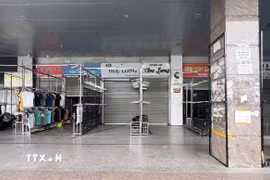 Nhiều cửa hàng tại Trung tâm thương mại chợ Sơn Long (huyện Gia Lâm) đóng cửa, cho thuê lại mặt bằng giữa đợt cao điểm chống hàng giả. (Ảnh: Thành Phương/TTXVN)