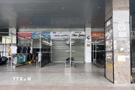 Nhiều cửa hàng tại Trung tâm thương mại chợ Sơn Long (huyện Gia Lâm) đóng cửa, cho thuê lại mặt bằng giữa đợt cao điểm chống hàng giả. (Ảnh: Thành Phương/TTXVN)